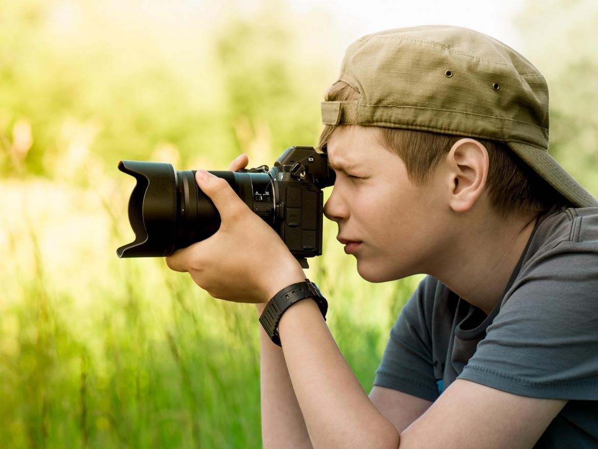 enfant prenant en photo la nature avec un appareil photo