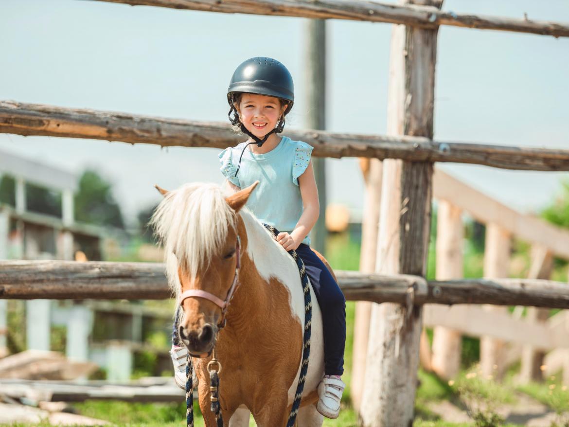 enfant sur un poney pie