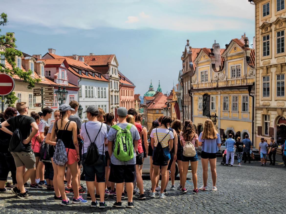 groupe de jeune sur une place visitant un ville