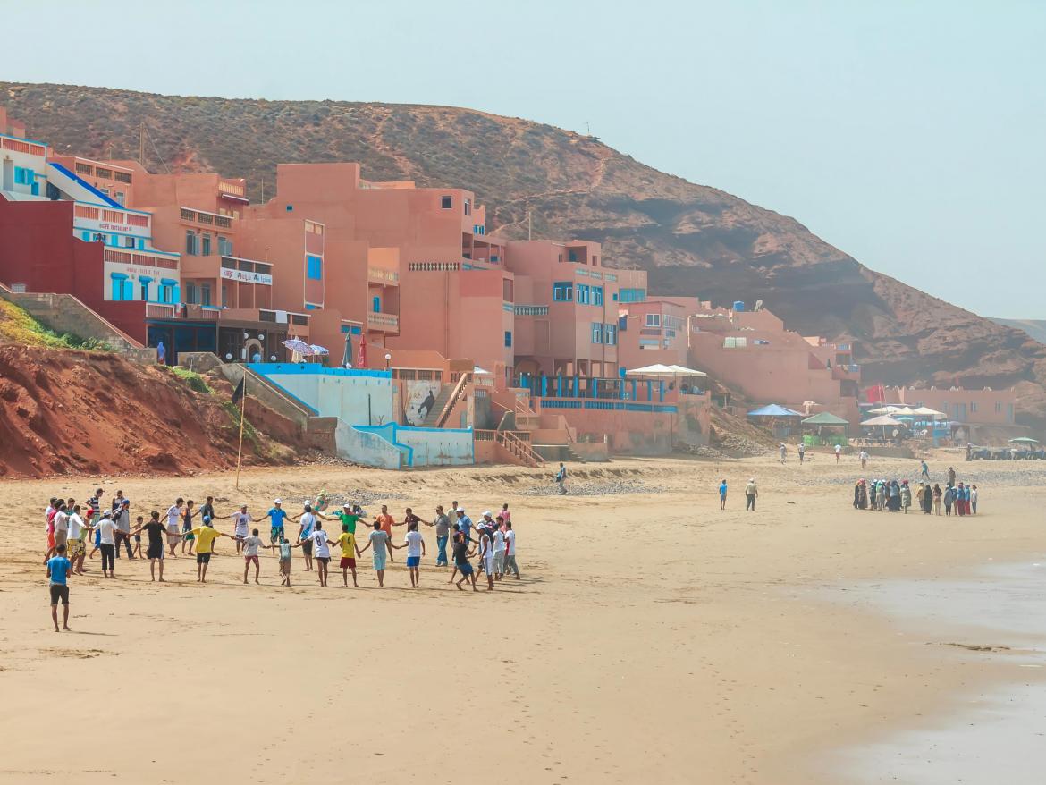 jeunes jouant à des jeux d'extérieur sur la plage