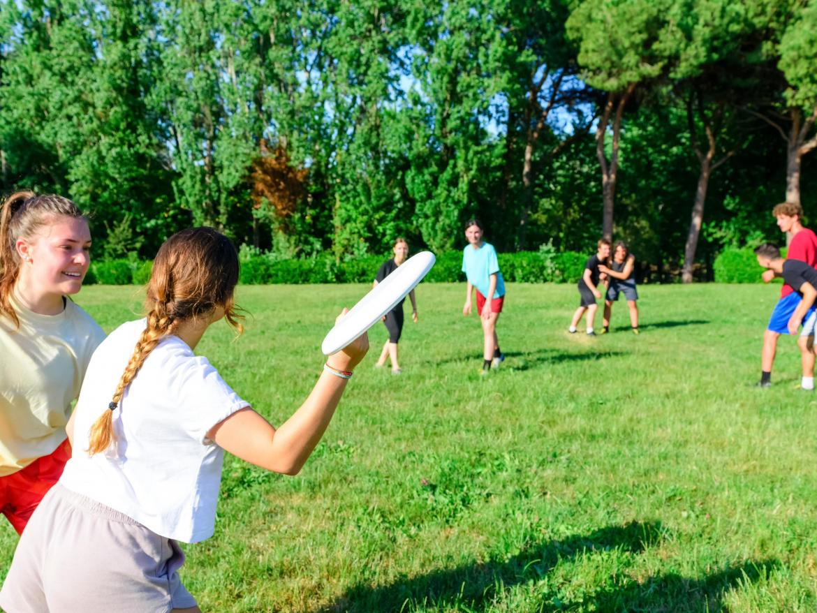 jeunes jouant au frisbee dans la nature