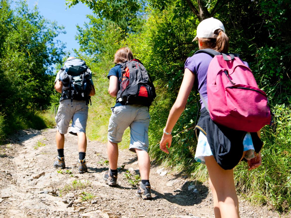 enfants en randonnée dans la montagne