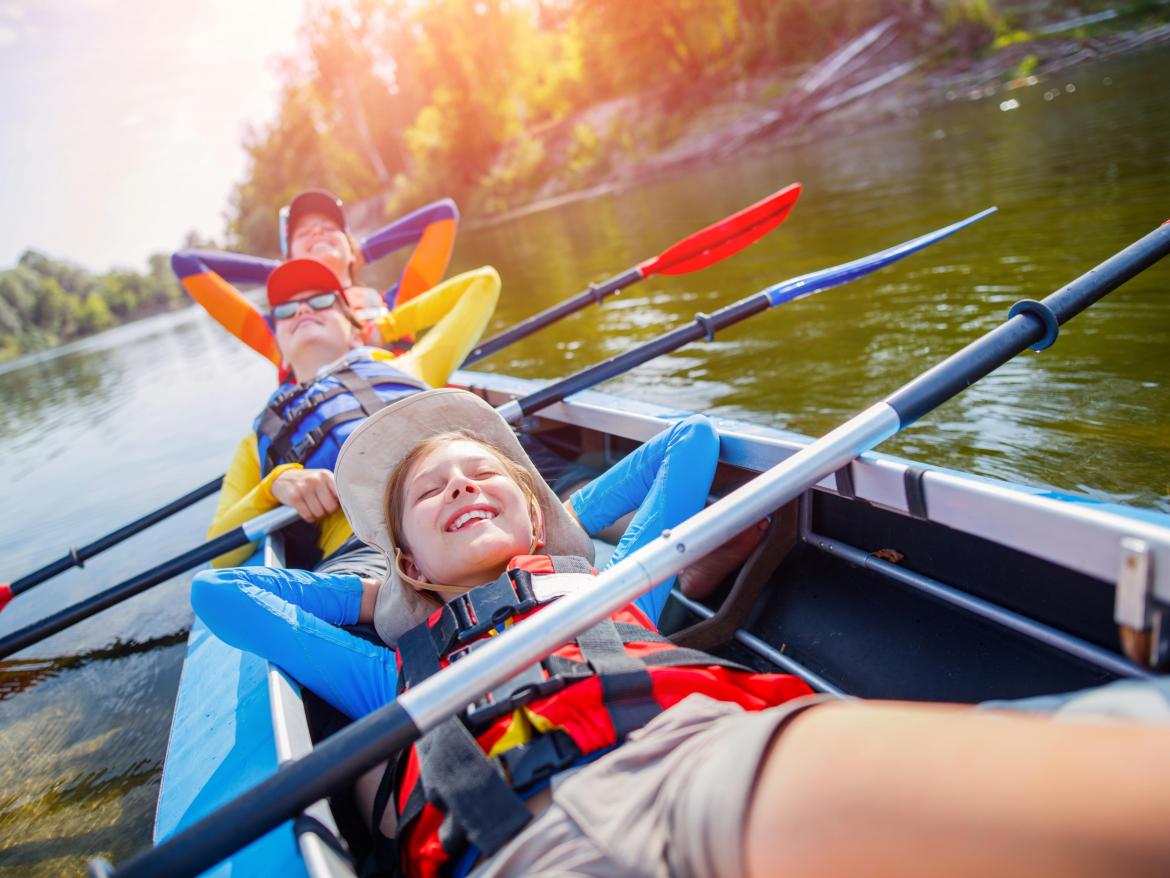 enfans en canoe sur la riviere