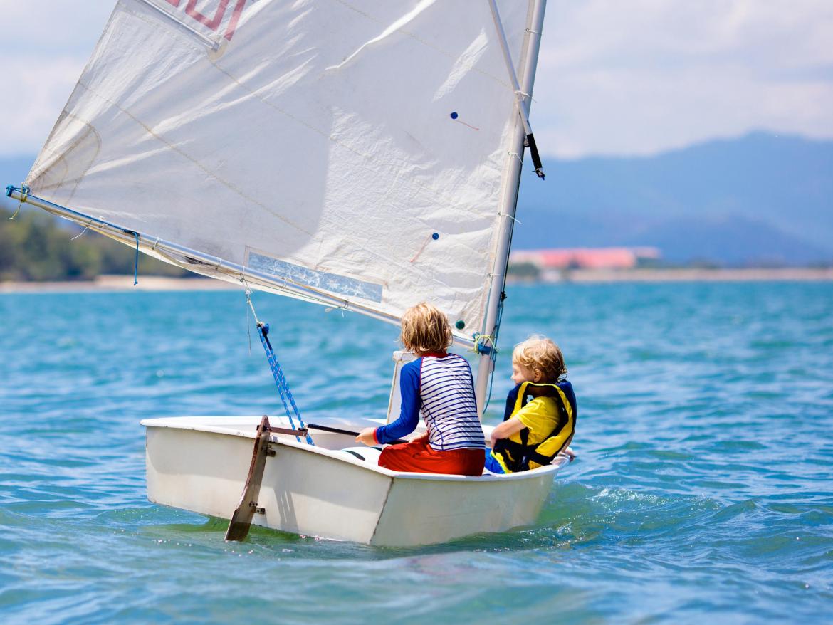 enfants sur un petit bateau naviguant sur la mer