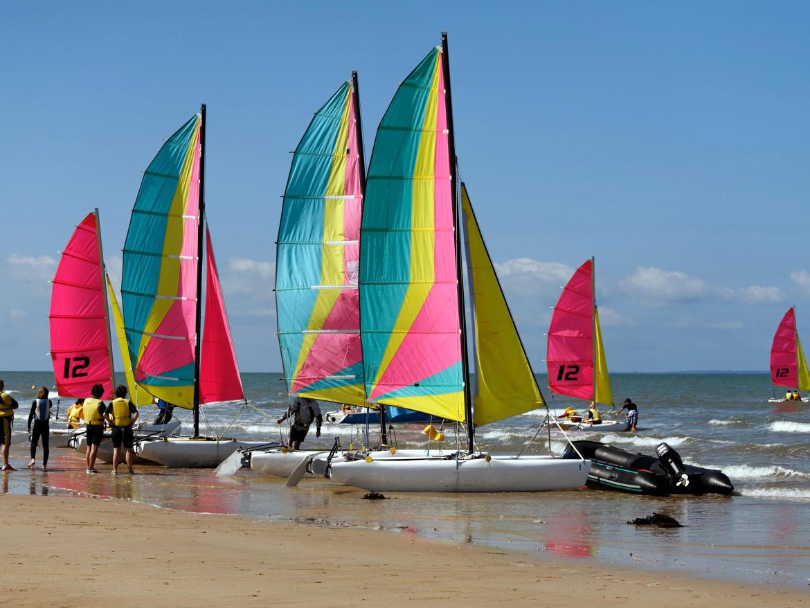 catamaran sur une plage avec des enfants