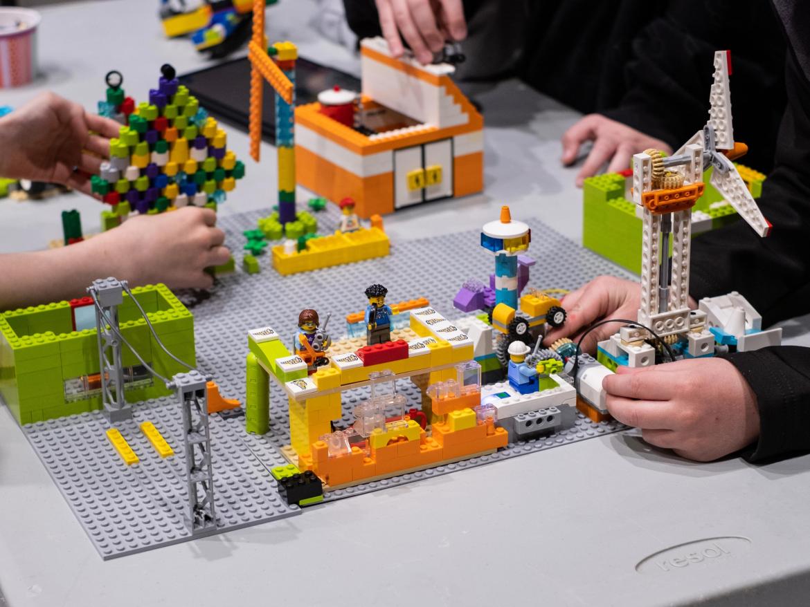 enfant construisant une ville en Lego®