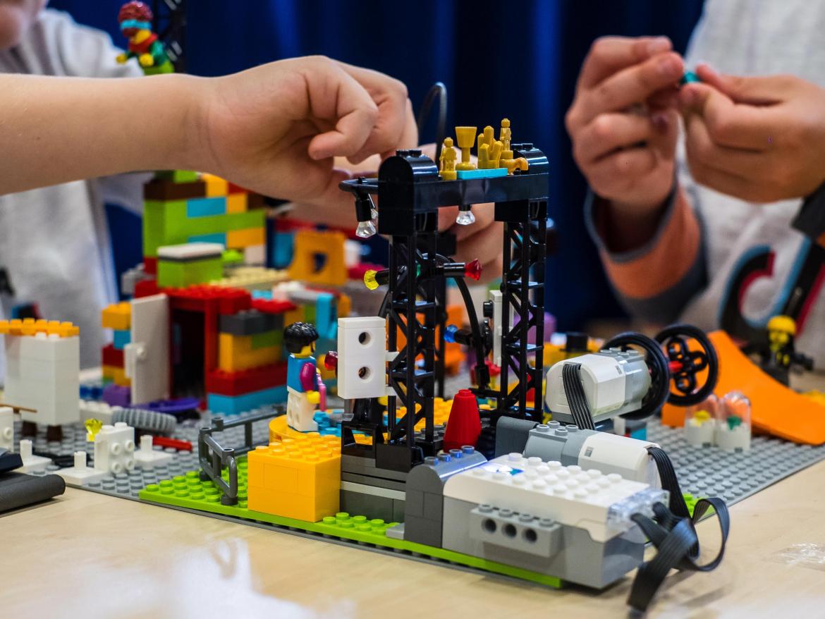 enfants construisant un univers en Lego