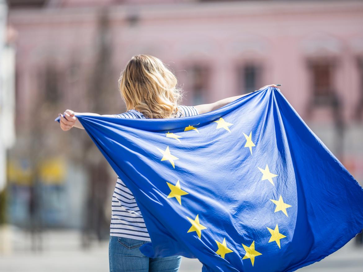 jeune ave drapeau europeen