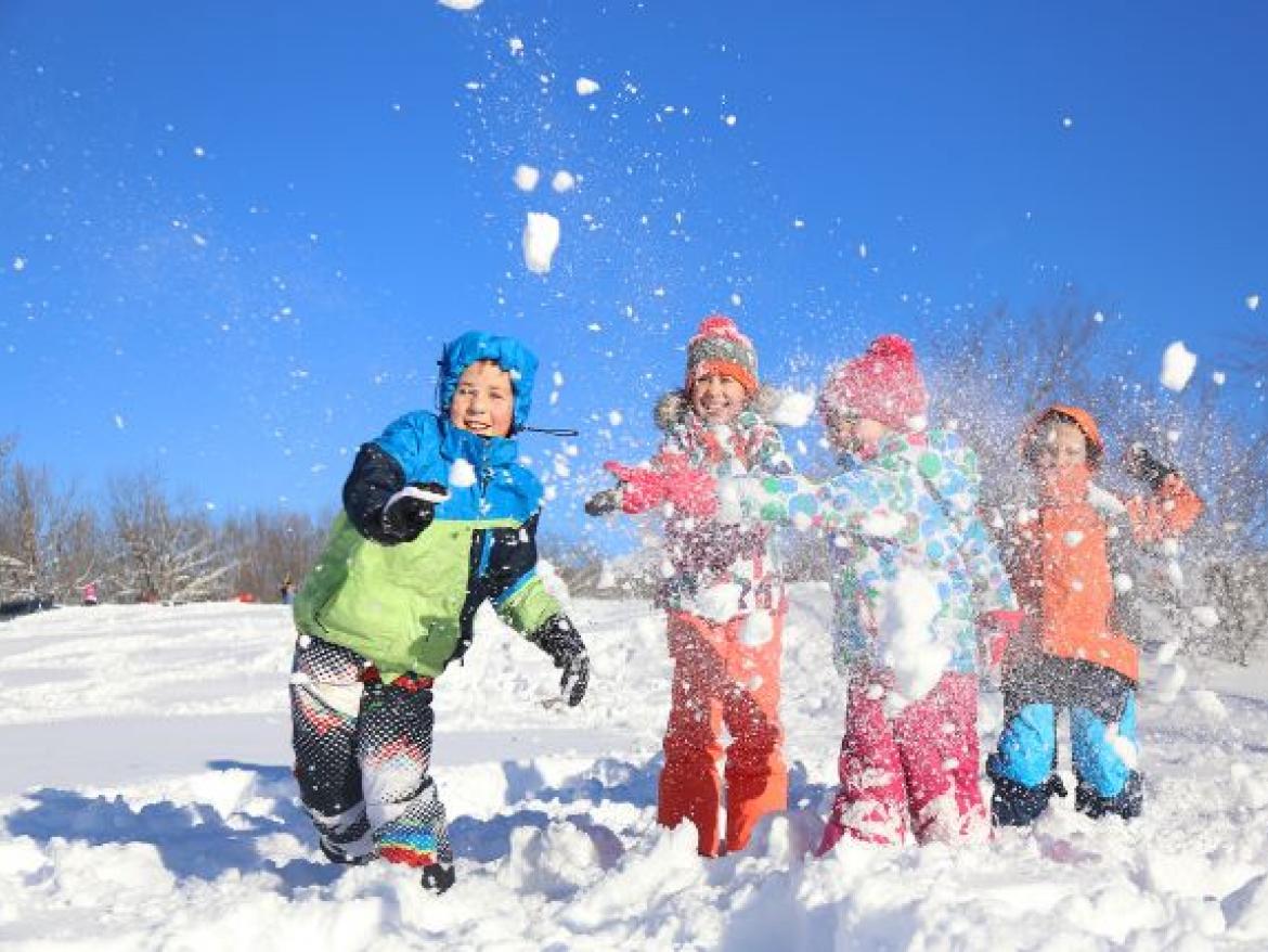 enfants jouant dans la neige