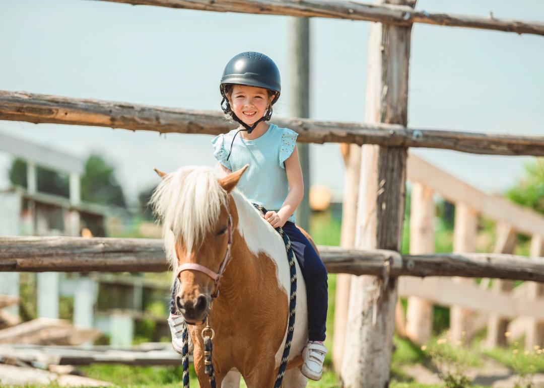 enfant sur un poney pie