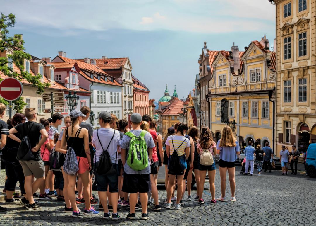 groupe de jeune sur une place visitant un ville