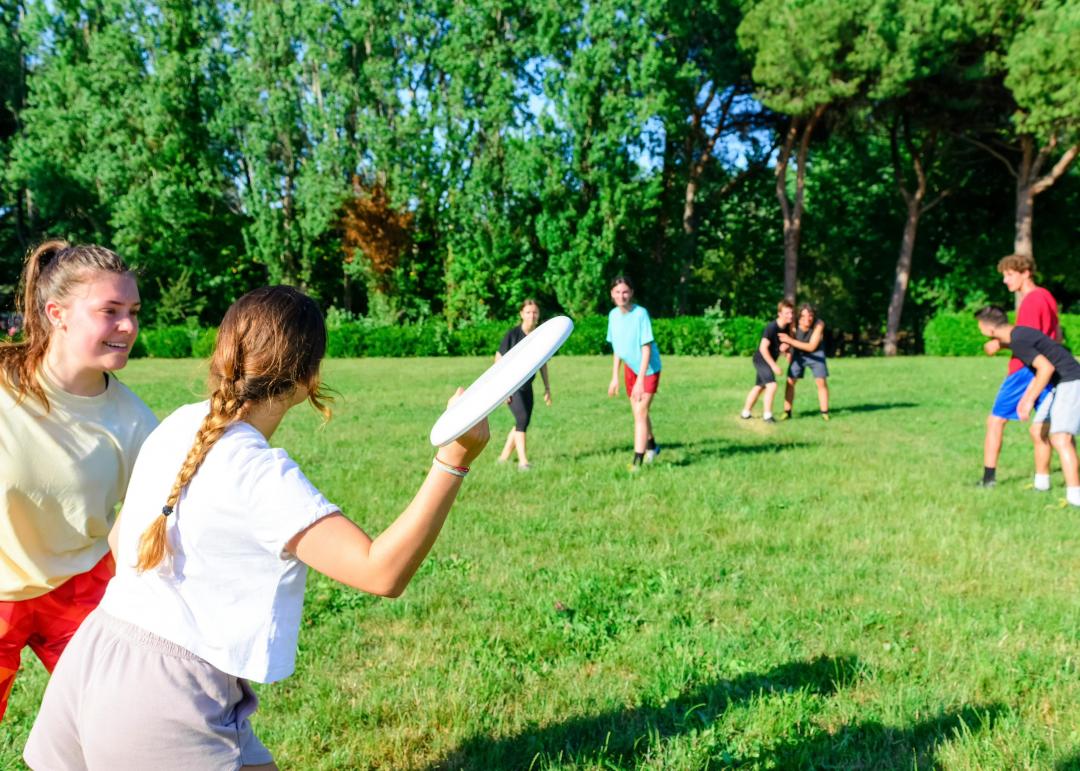 jeunes jouant au frisbee dans la nature