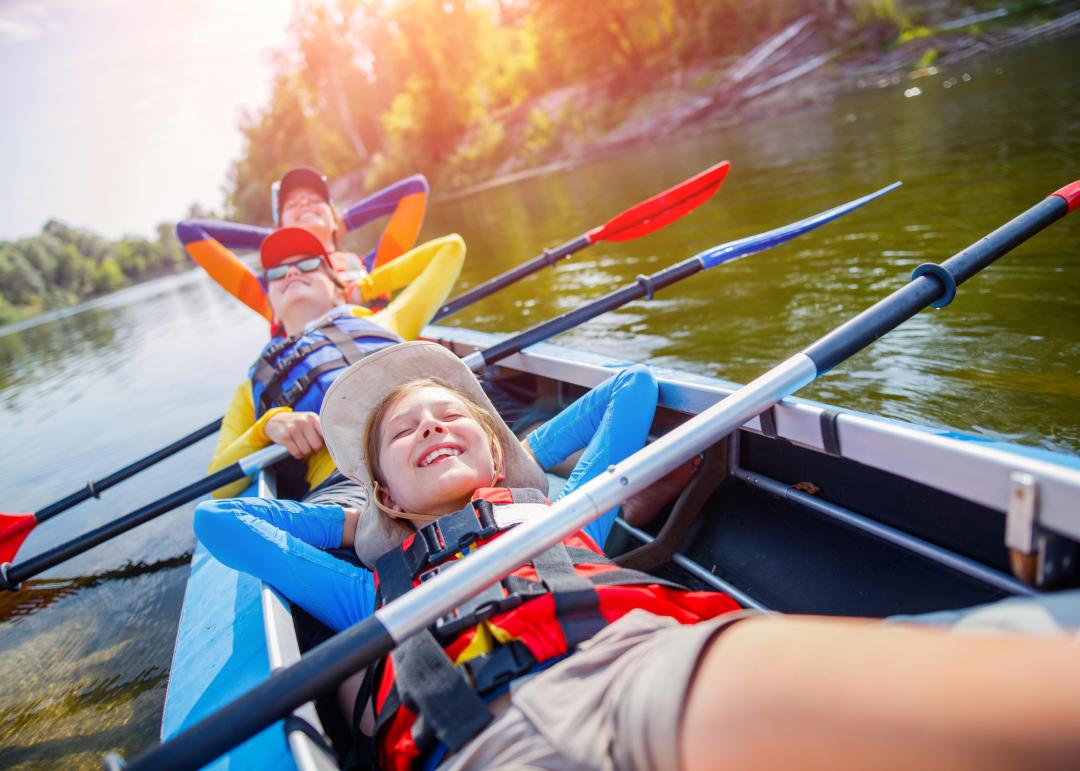 enfans en canoe sur la riviere