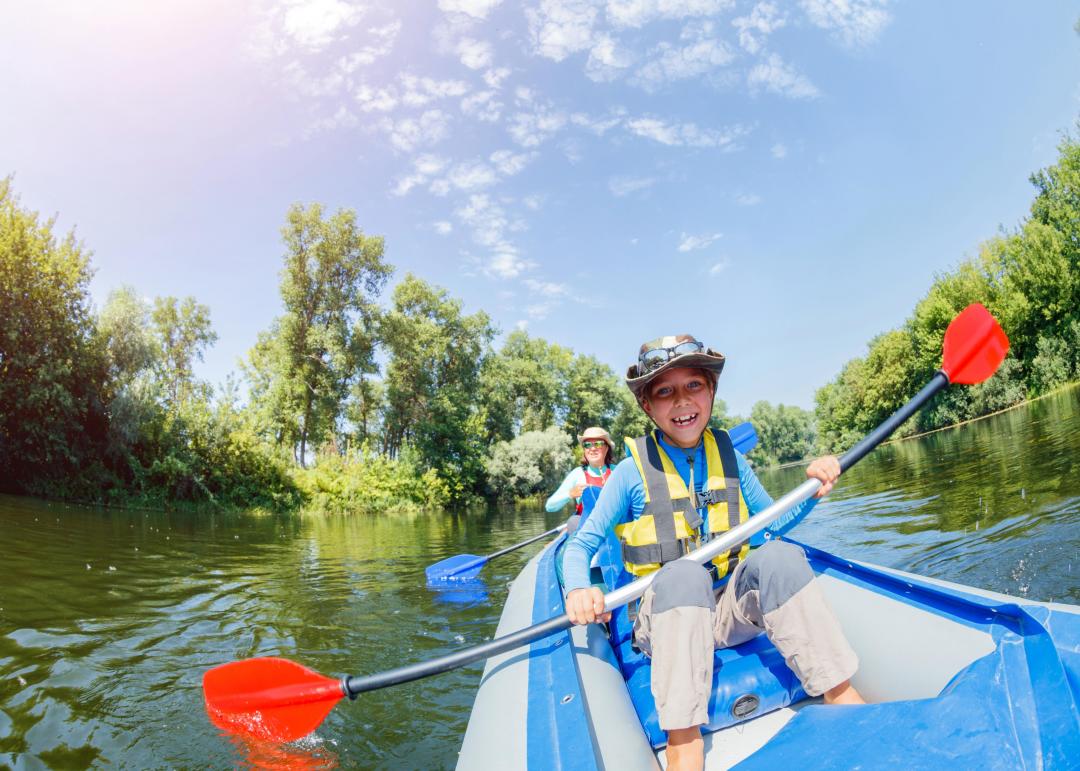 enfants faisant du canoe sur une riviere