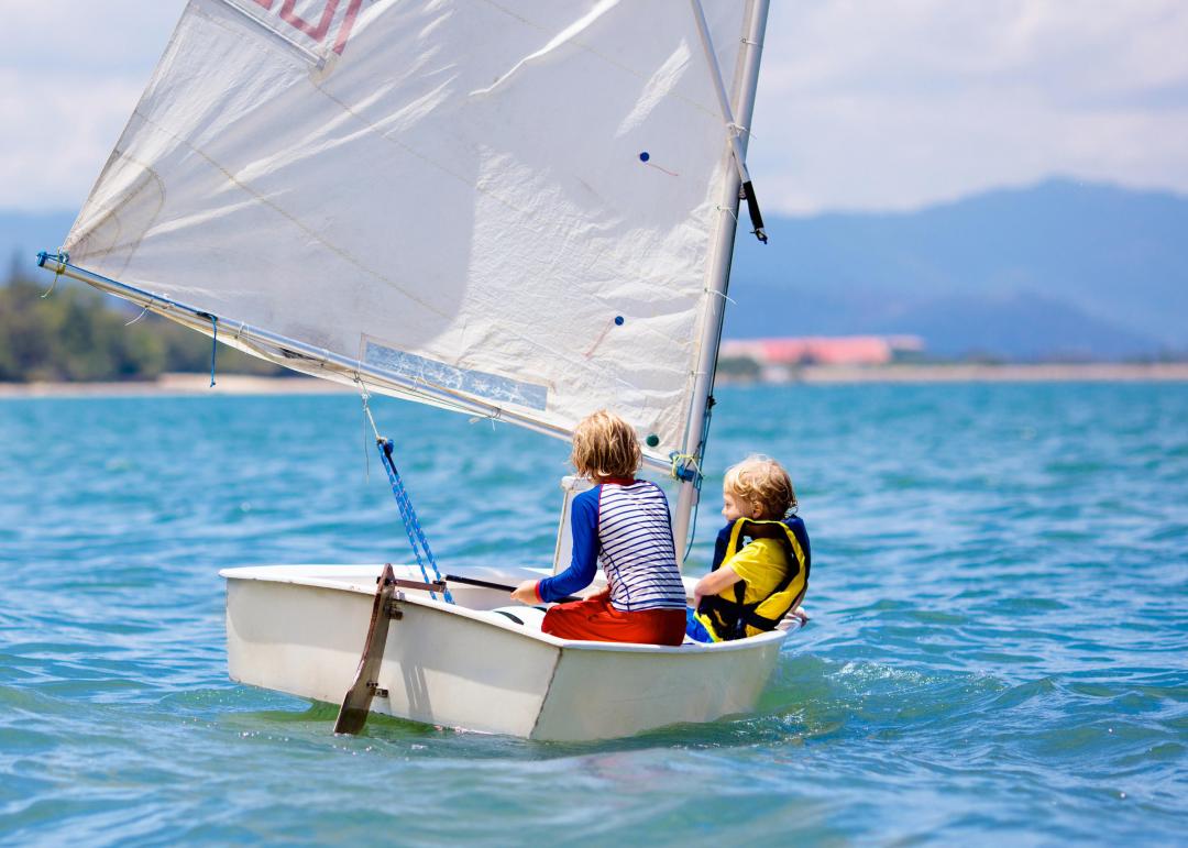 enfants sur un petit bateau naviguant sur la mer