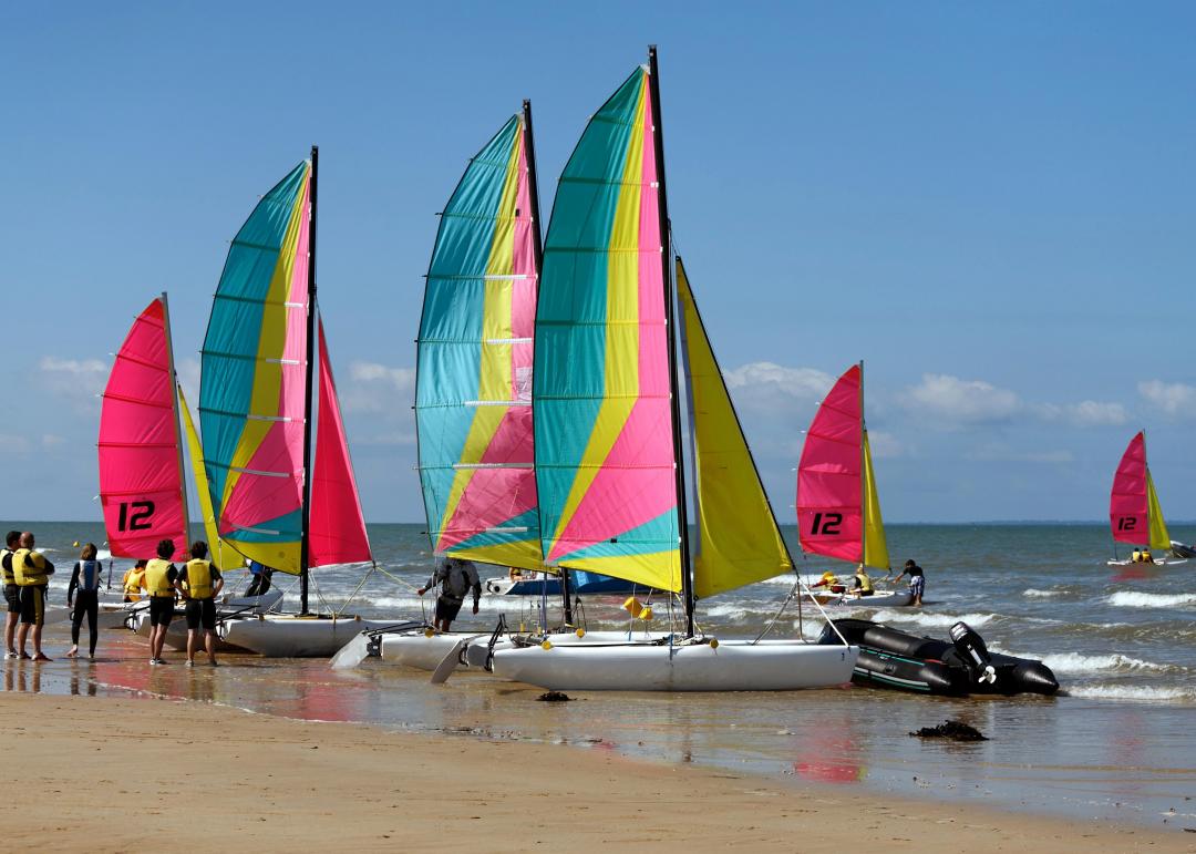 catamaran sur une plage avec des enfants