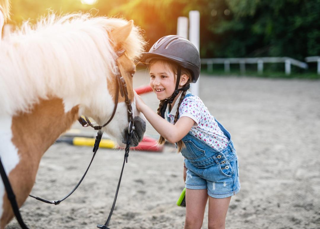 enfant faisant un calin à son poney