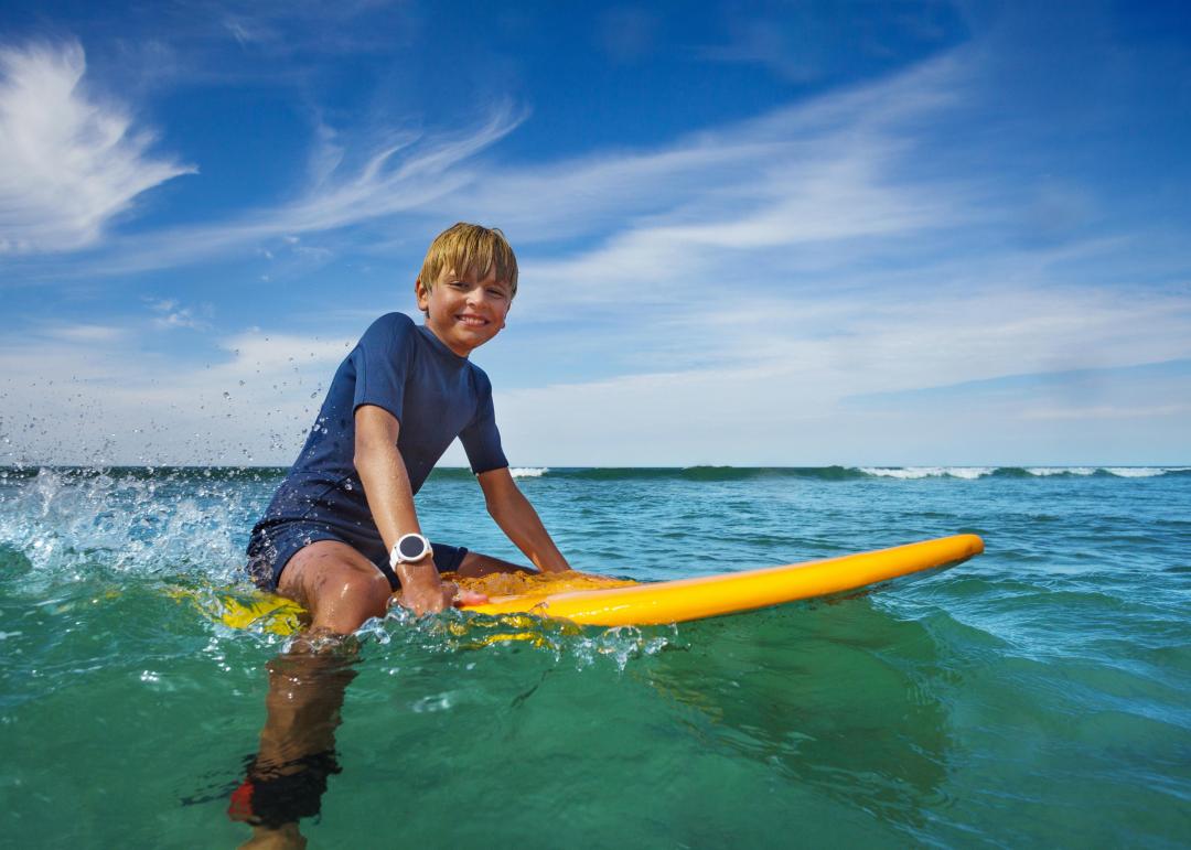 enfant sur un surf dans la mer