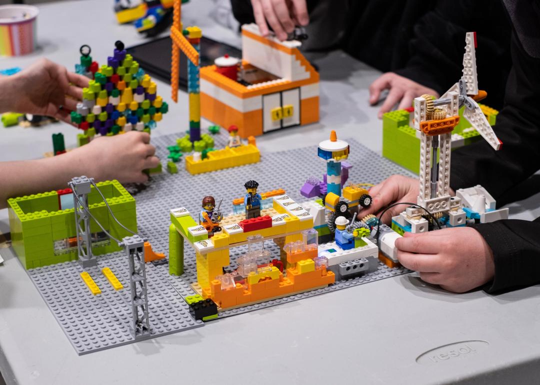 enfant construisant une ville en Lego®