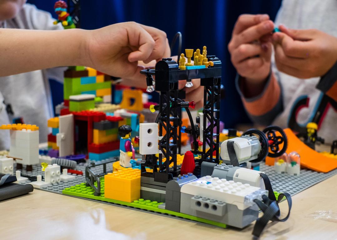 enfants construisant un univers en Lego