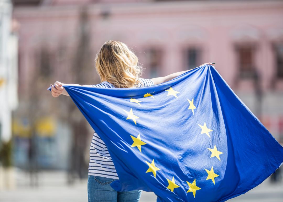 jeune ave drapeau europeen