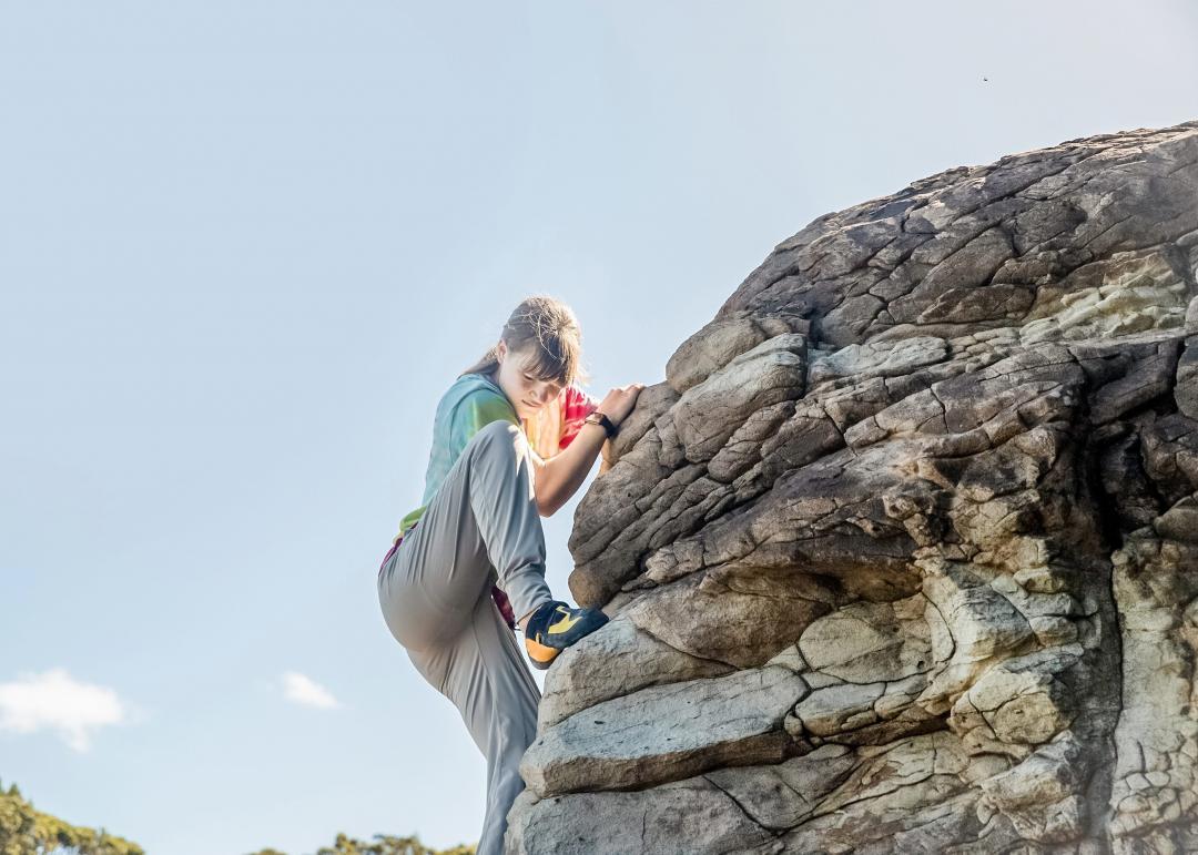 enfant grimpant un bloc