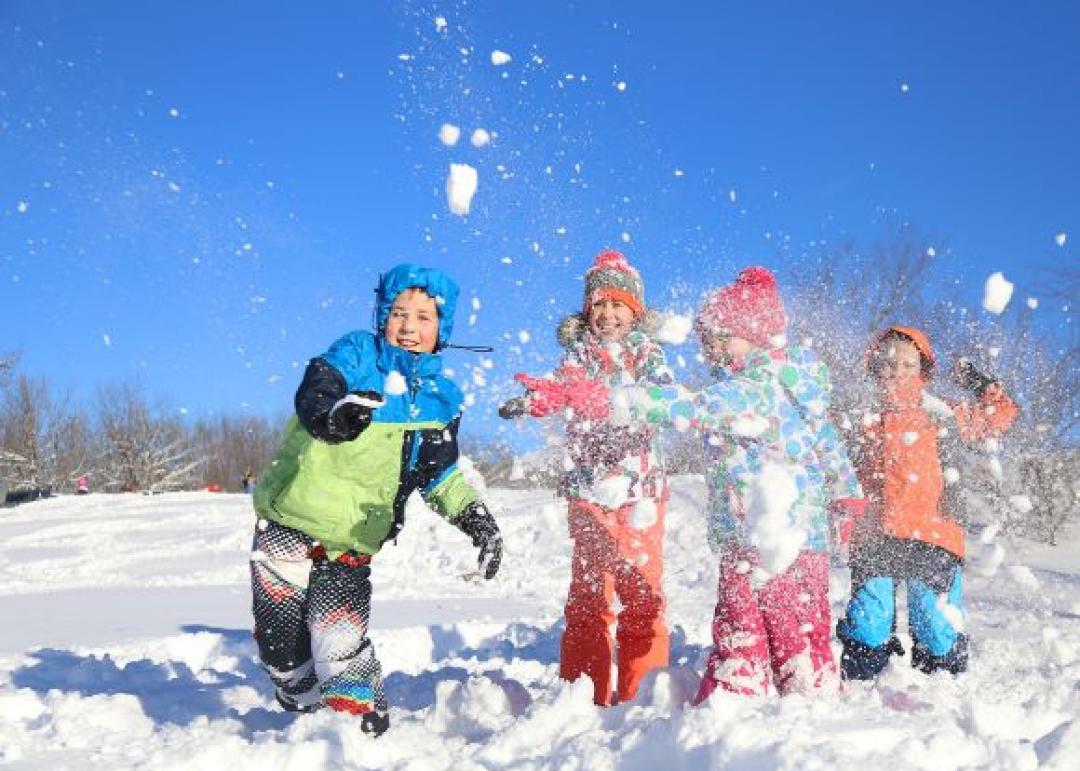 enfants jouant dans la neige